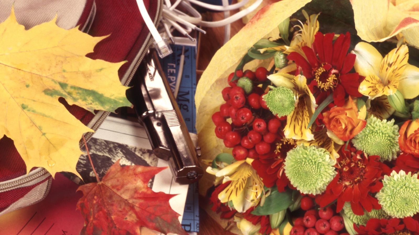 Осенние листья и букет на День знаний 1 сентября