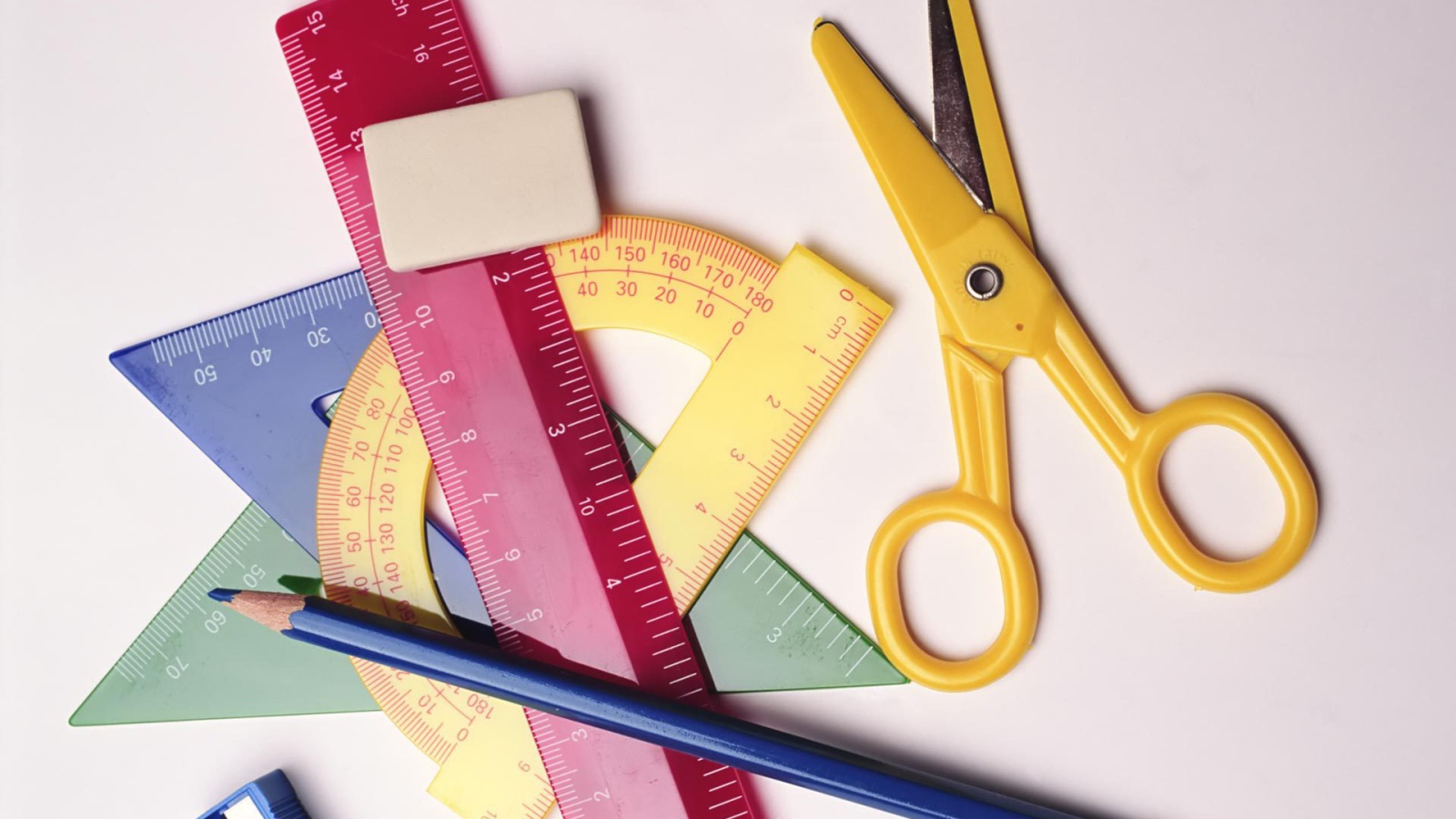 Содержимое портфеля в День знаний 1 сентября