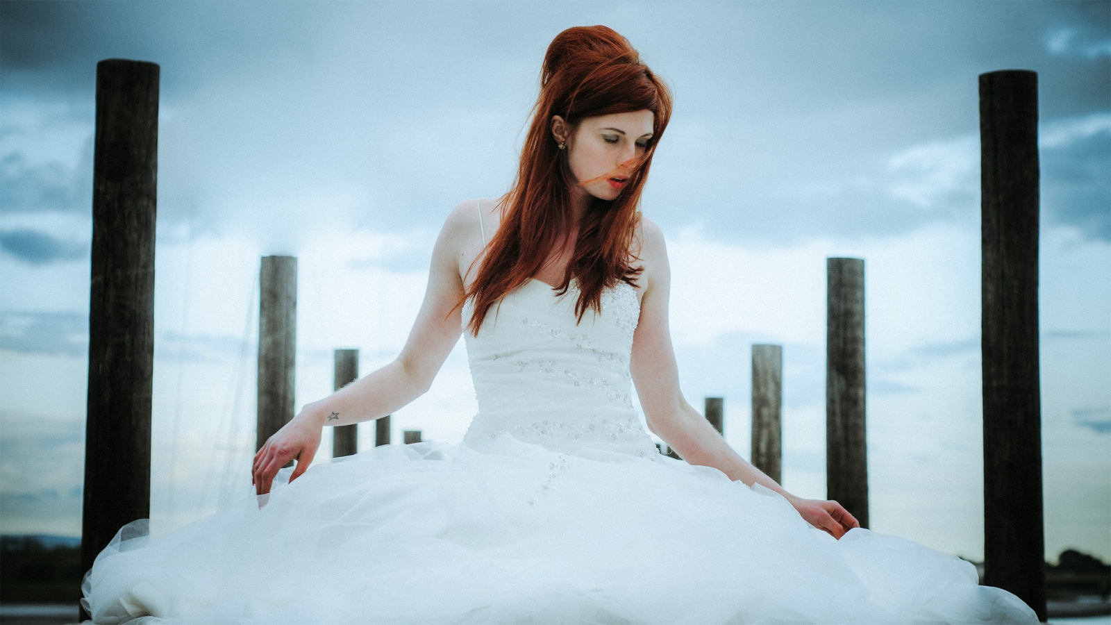 Девушка в свадебном платье