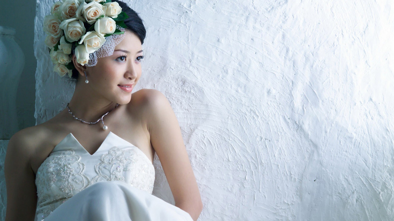 Невеста у белой стены