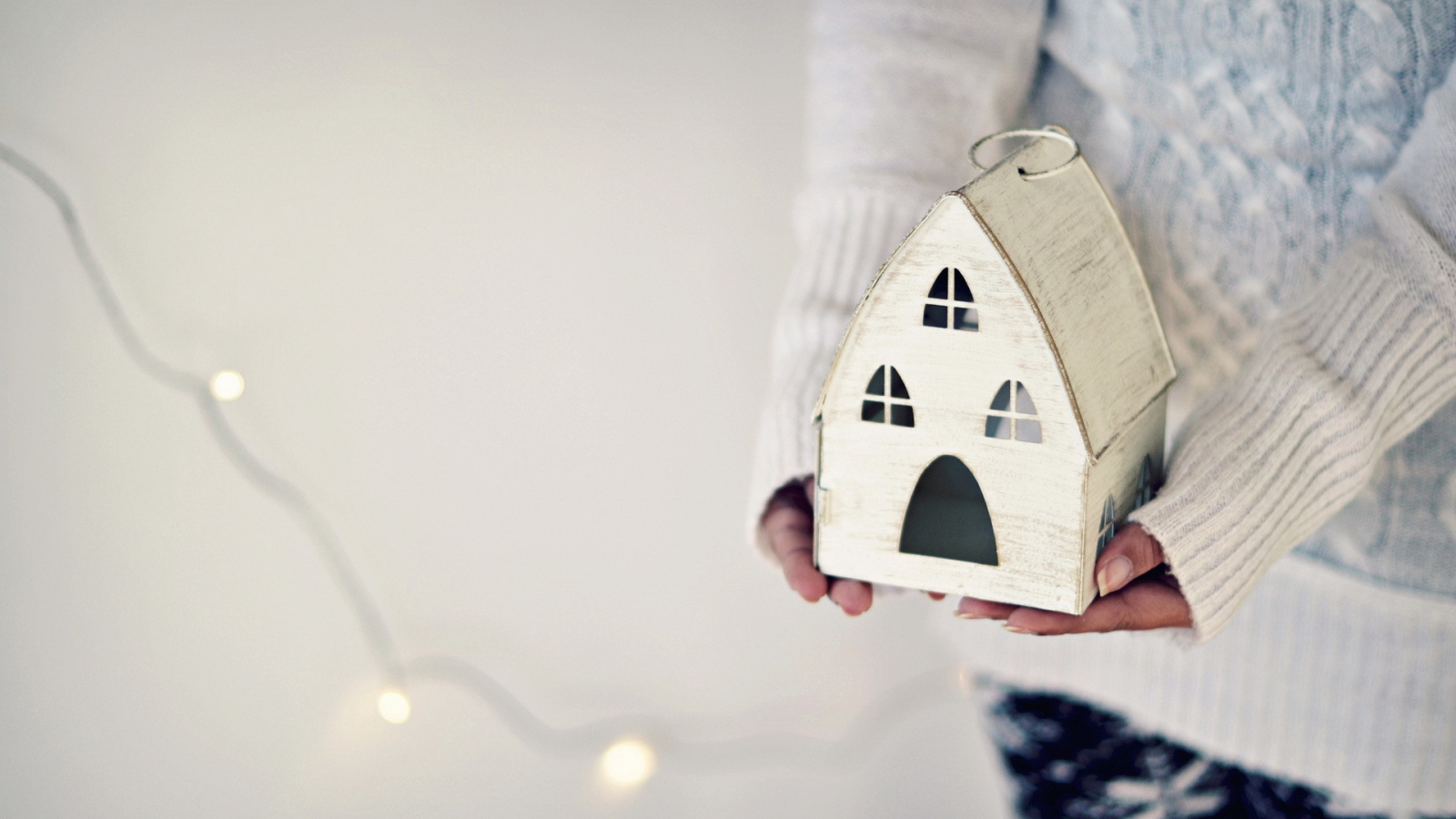 Игрушка дом в руках