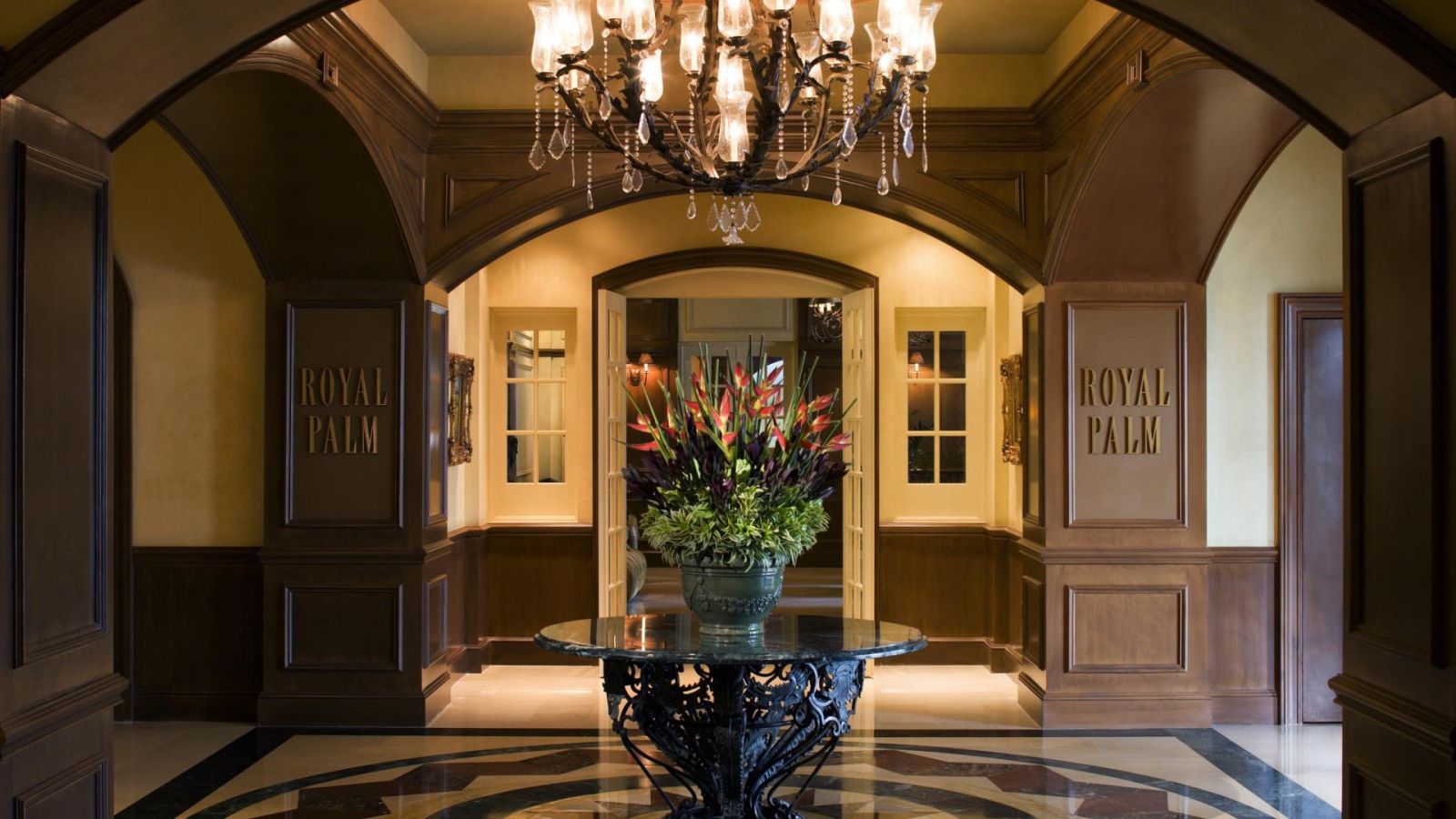 Цветы на оригинальном столе