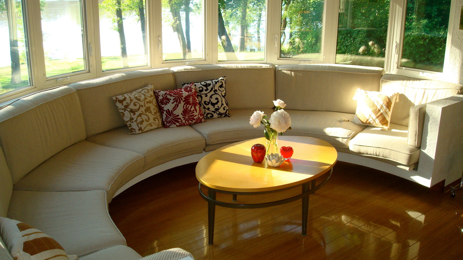 Круглая веранда с диваном