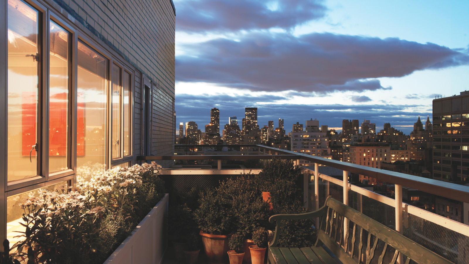 Балкон со скамейкой