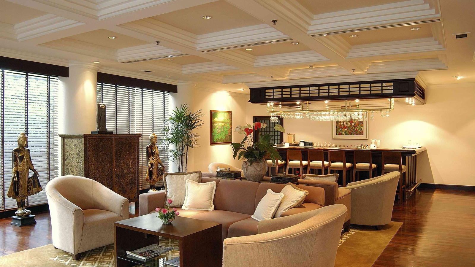 Зал с барной стойкой