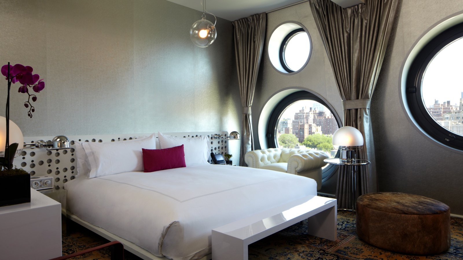 Круглые окна в спальне