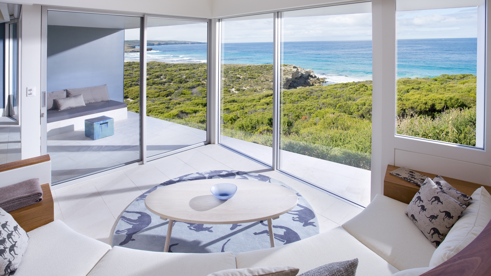 Веранда в доме на берегу моря