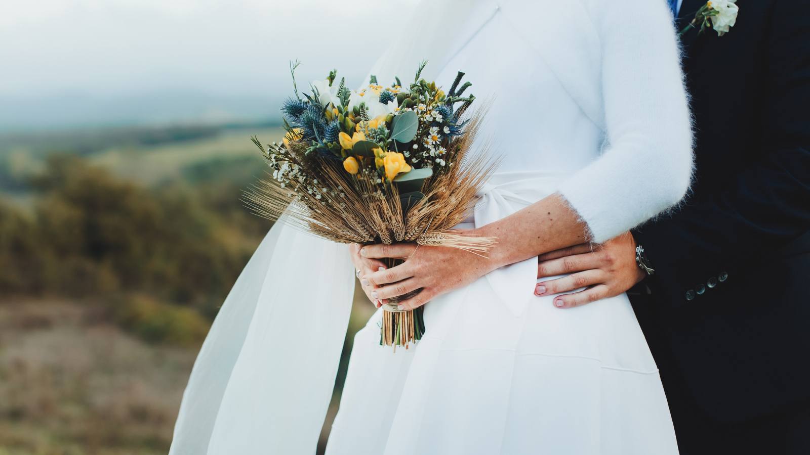 Невеста со свадебным букетом