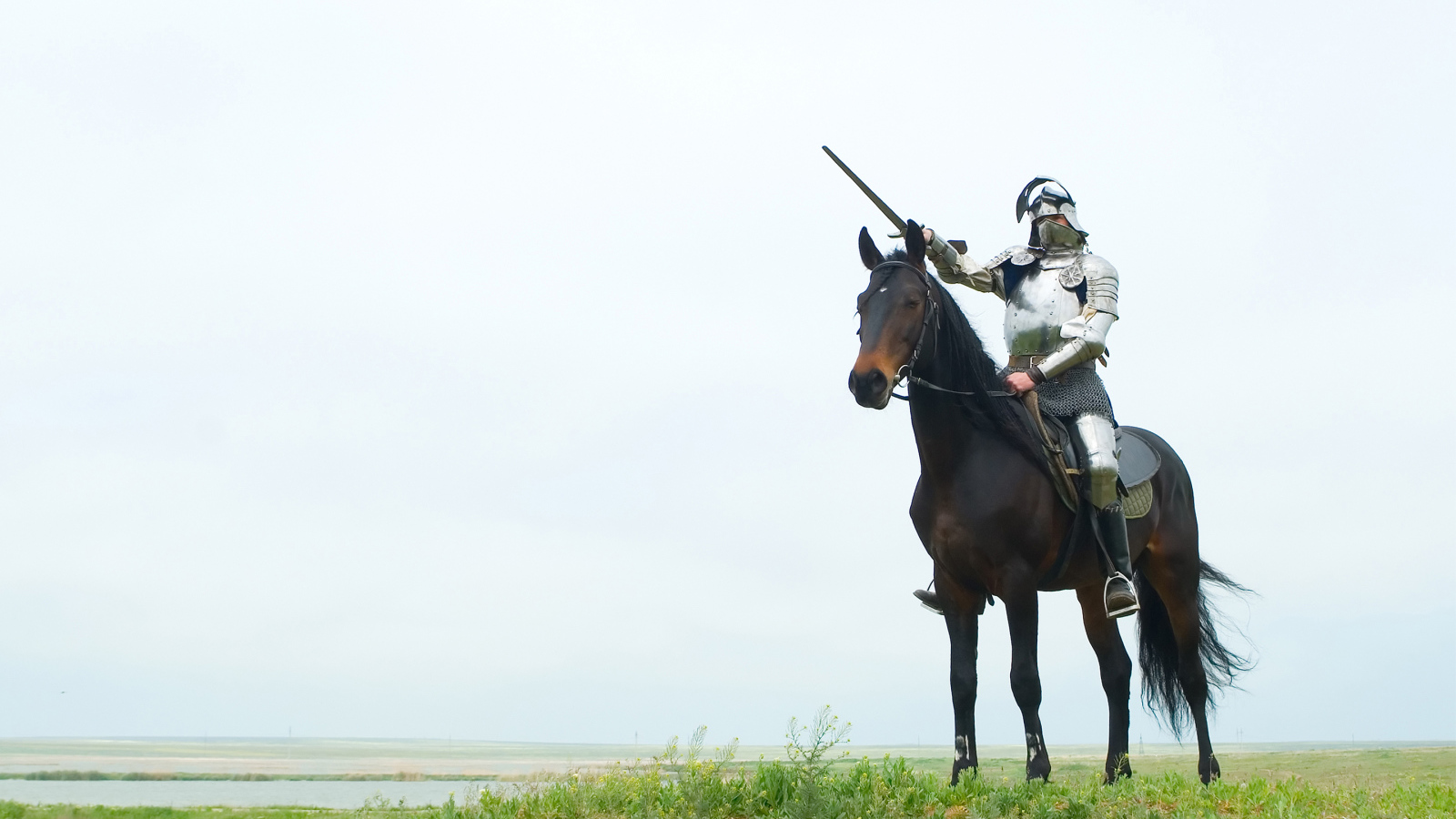 Рыцарь с мечом на лошади