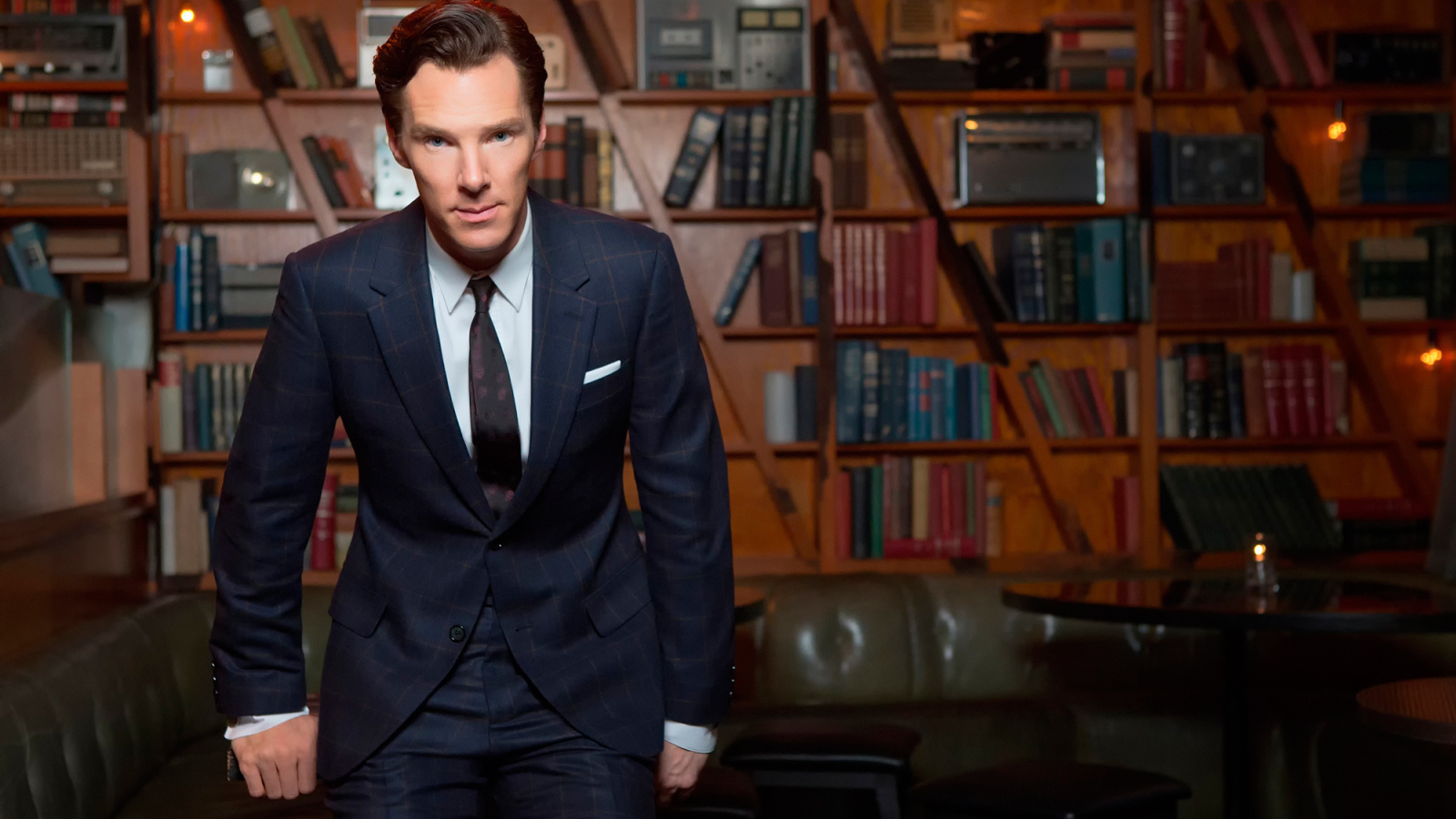 Мужчина в библиотеке