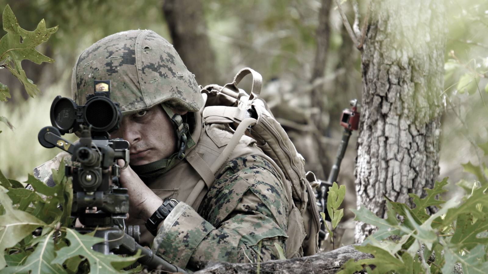 Солдат целится из винтовки