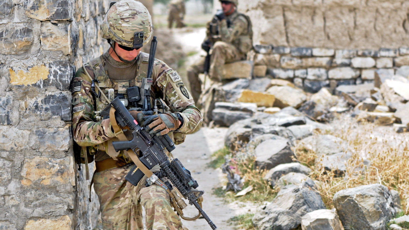 Солдат у каменной стены