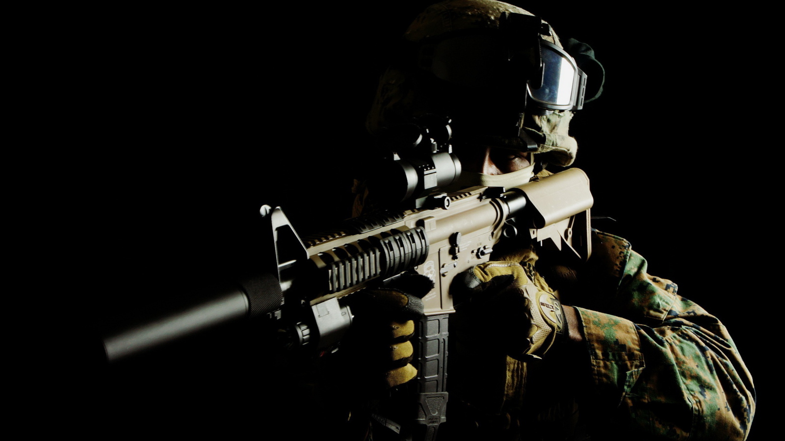 Солдат на черном фоне с автоматом