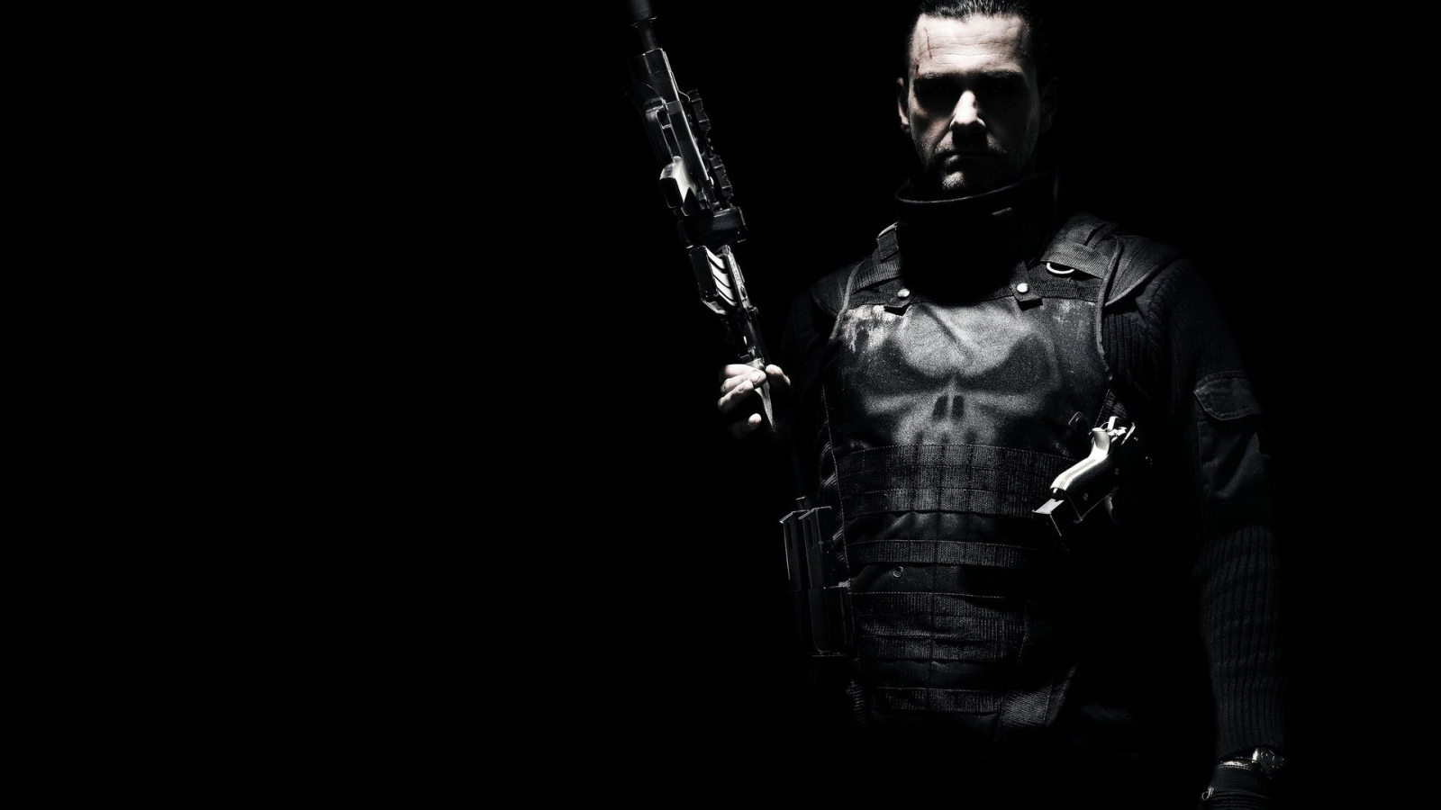 Рэй Стивенсон с оружием