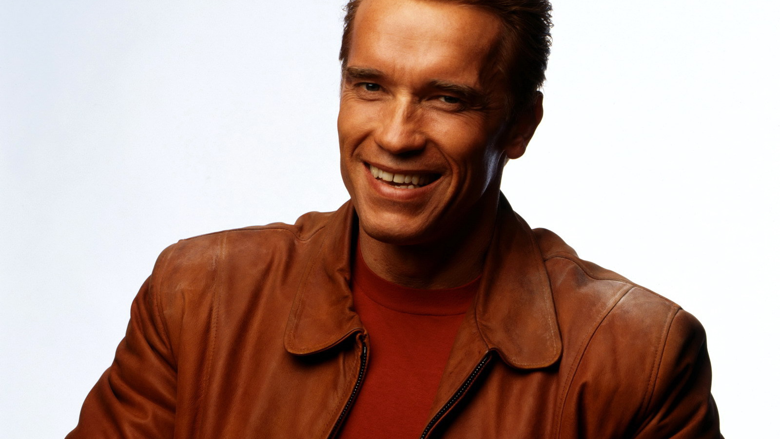 Арнольд Шварценеггер в коричневой кожаной куртке