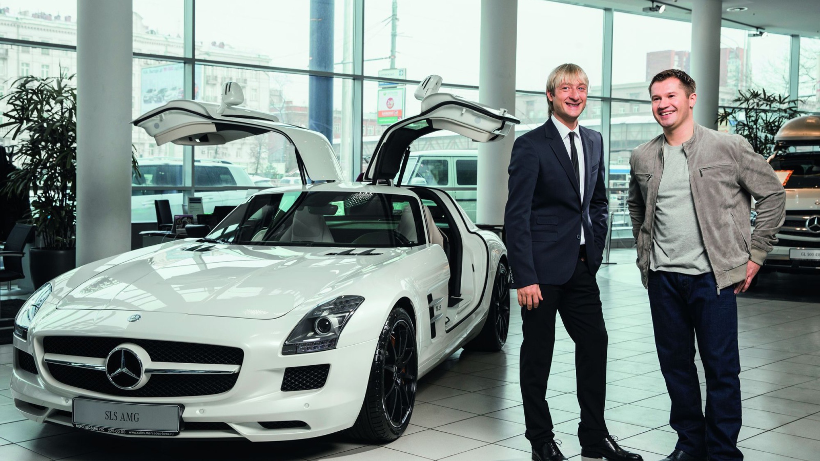 Евгений Плющенко в автосалоне