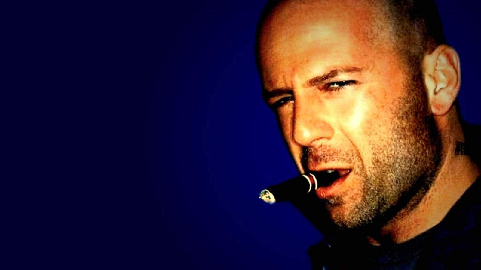 Известный актер Брюс Уиллис курит сигару