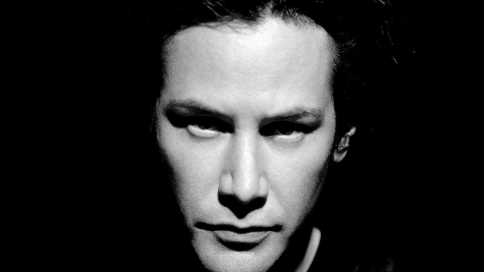 Киану Ривз в черно-белом