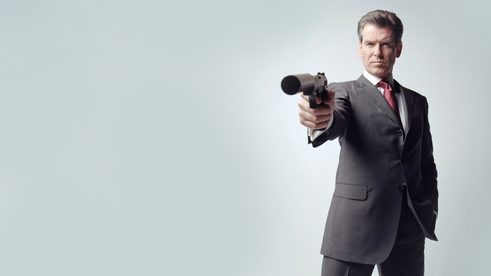 Пирс Борснан с пистолетом