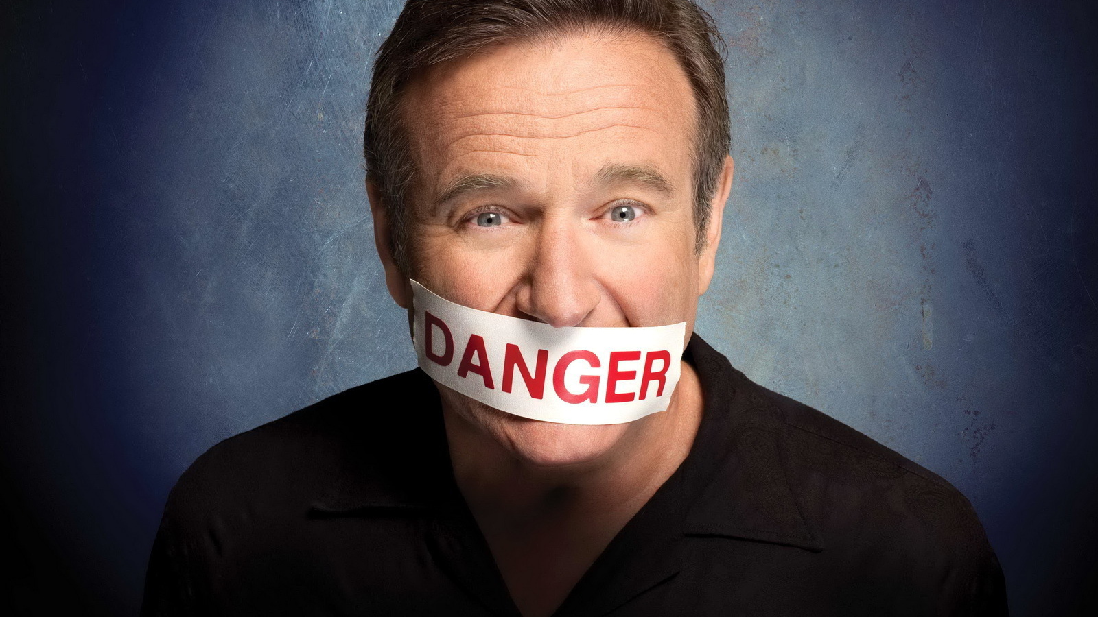 Робин Уильямс с заклеенным ртом