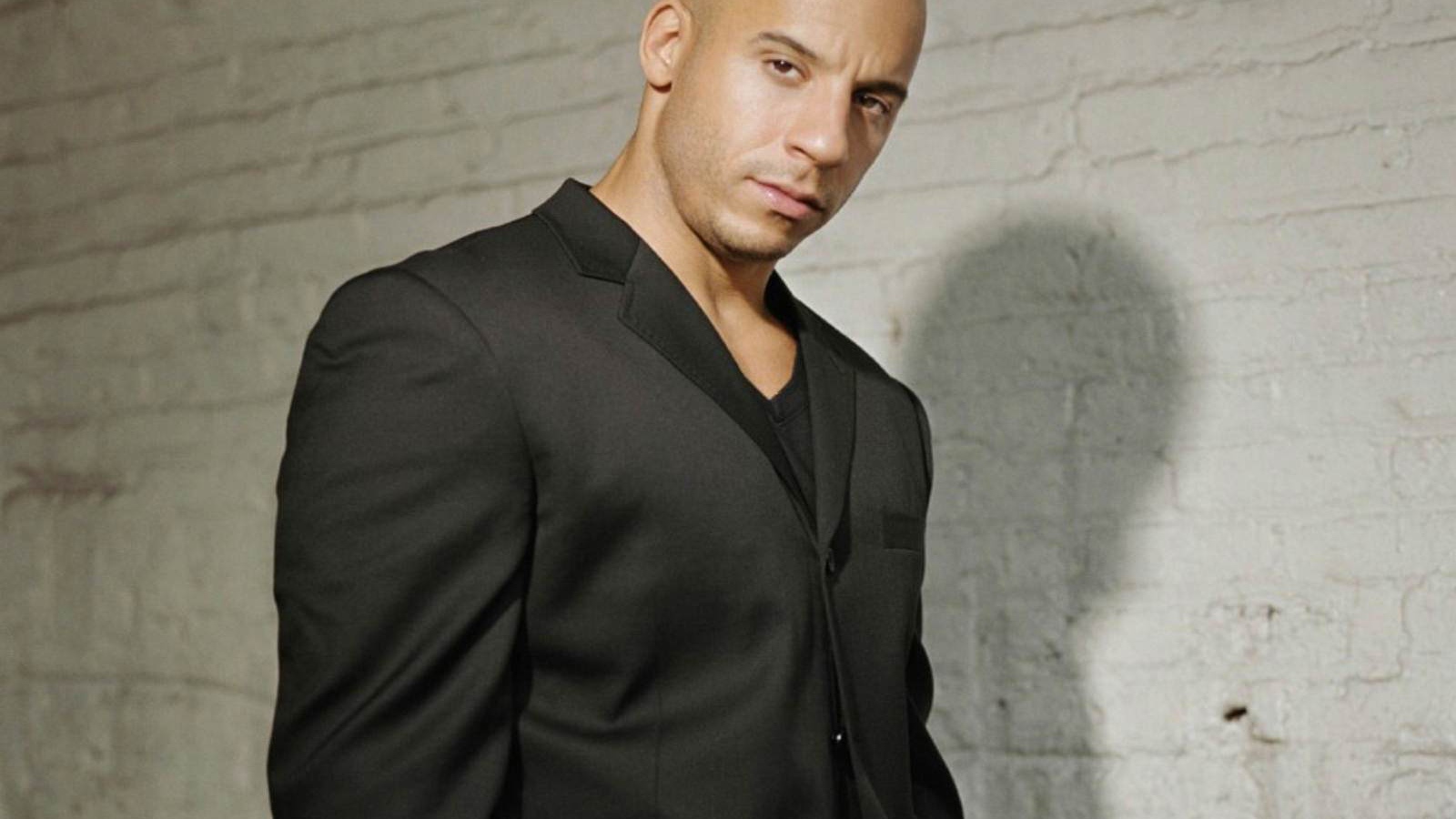 Вин Дизель в черном костюме