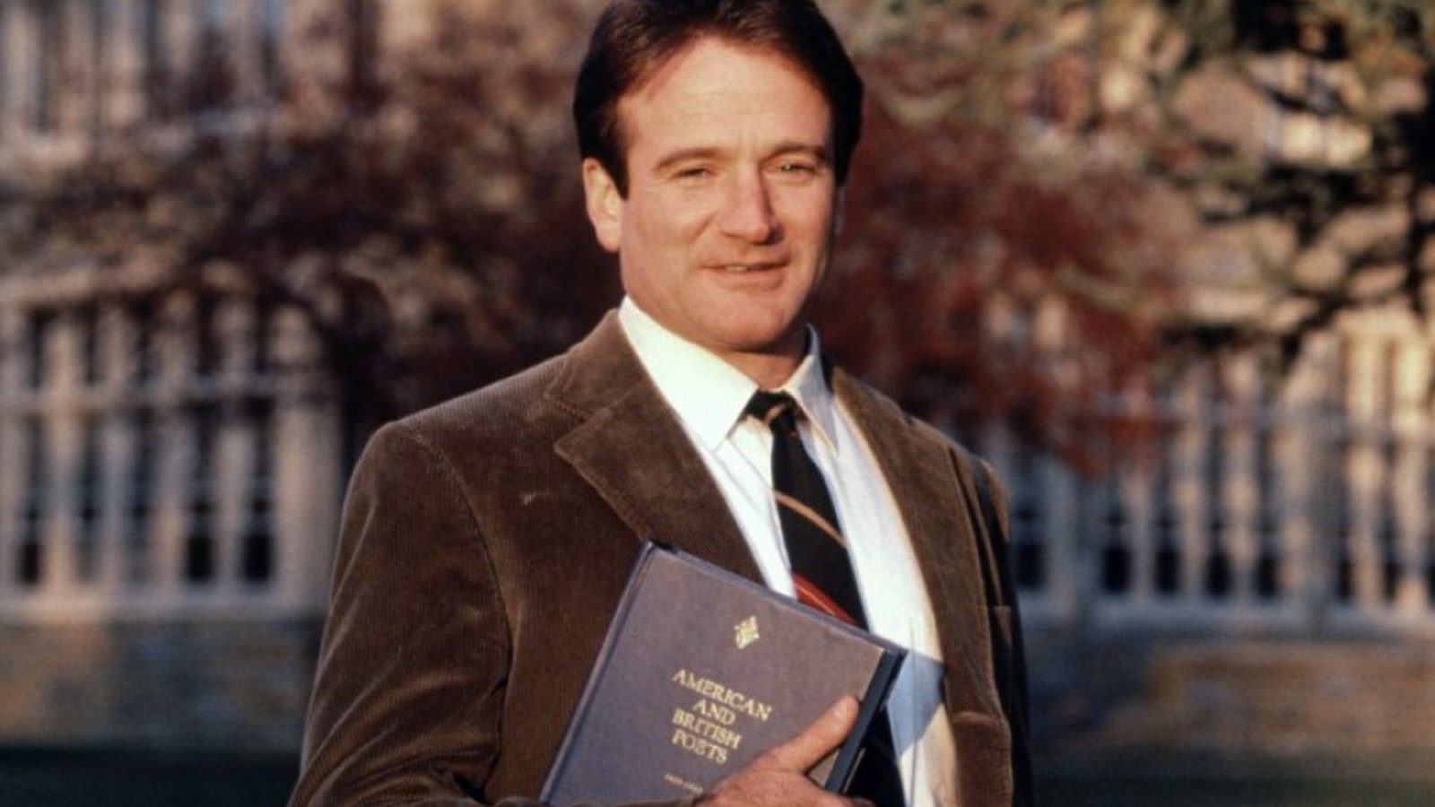 Молодой Робин Уильямс с книгой