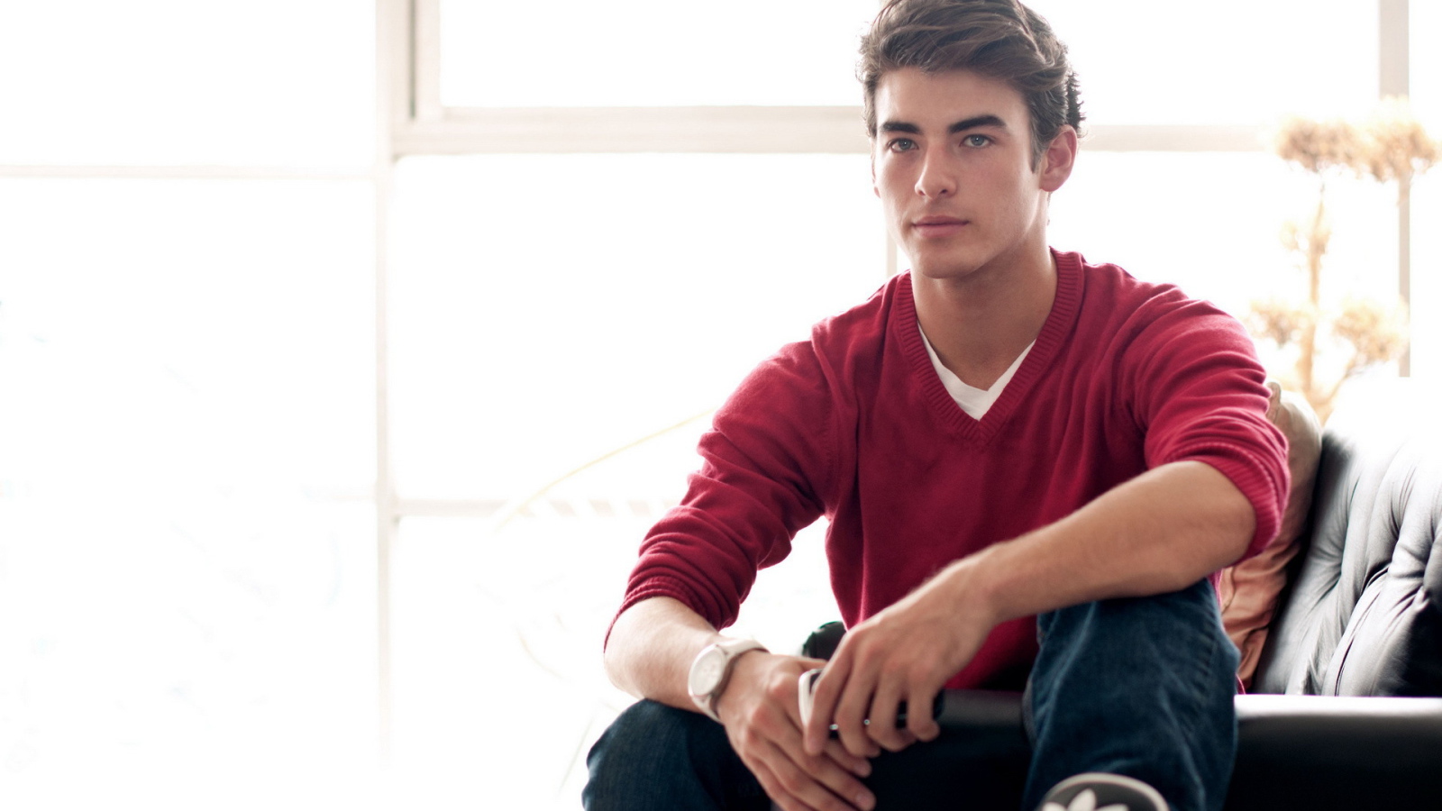 Портрет парня у окна