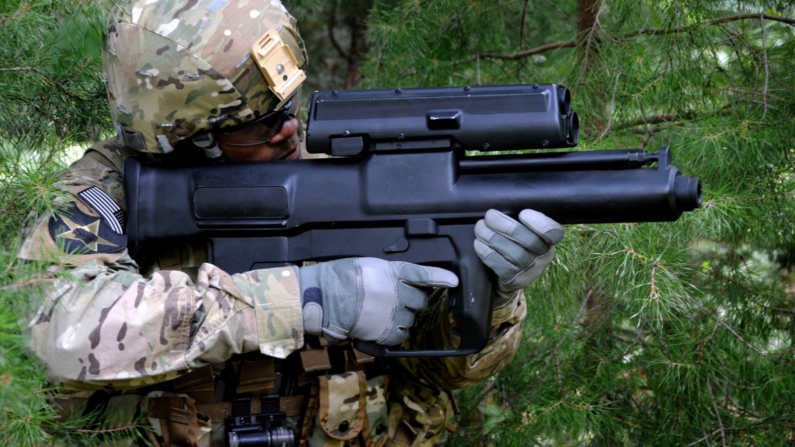 Солдат с оружием