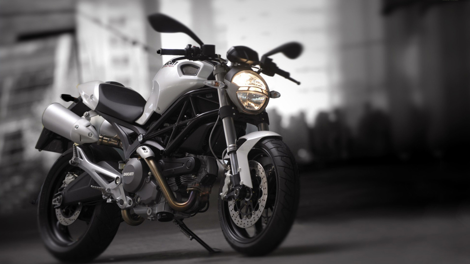 Красивый мотоцикл Ducati Monster 1200