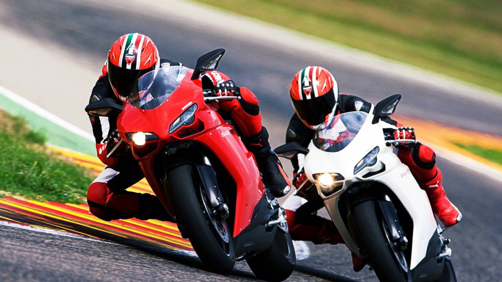 Красивый мотоцикл Ducati Superbike 848 Evo