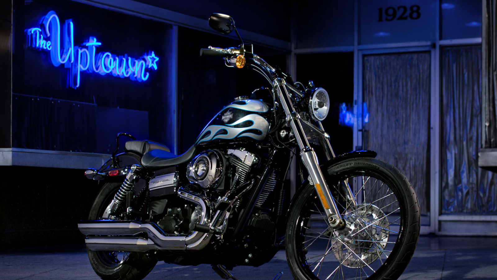 Красивый мотоцикл Harley-Davidson Dyna Switchback