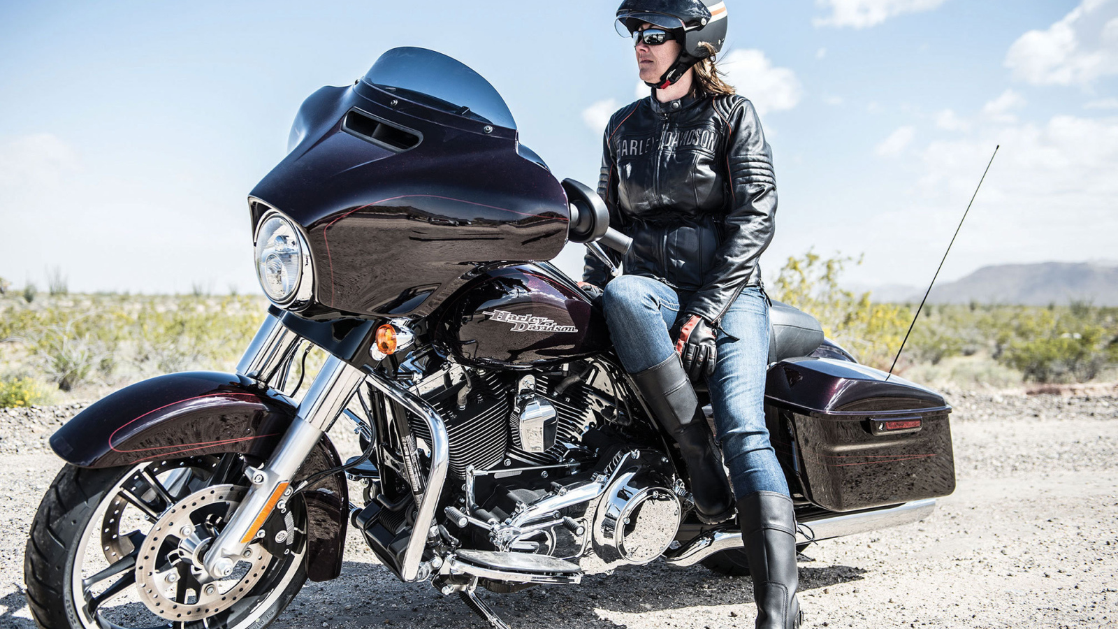 Красивый мотоцикл Harley-Davidson Street Glide