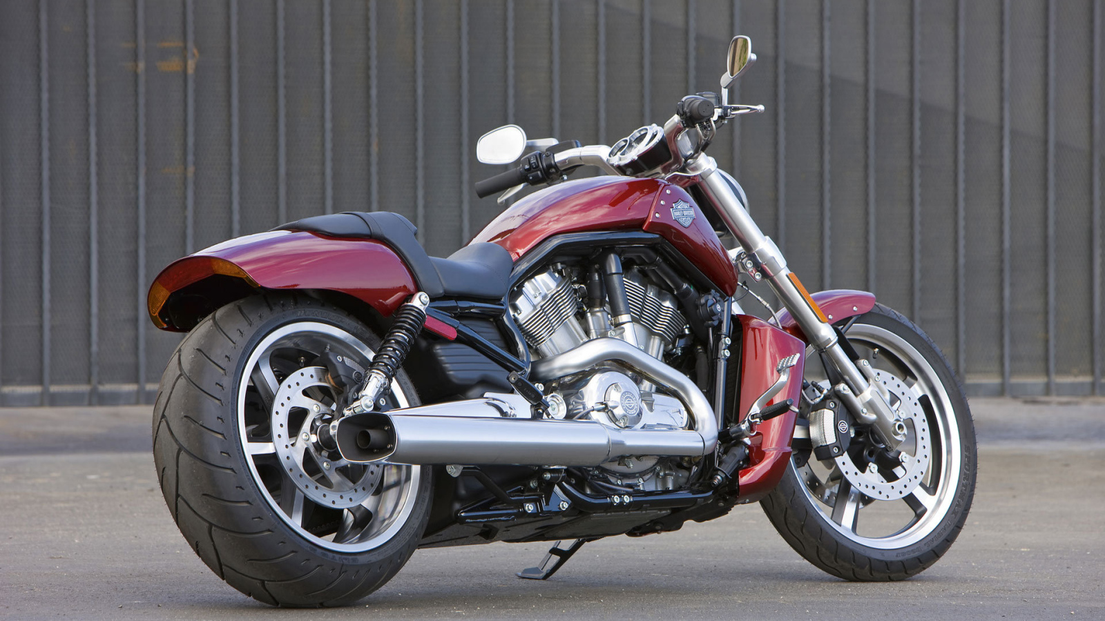 Красивый мотоцикл Harley-Davidson V-Rod Muscle