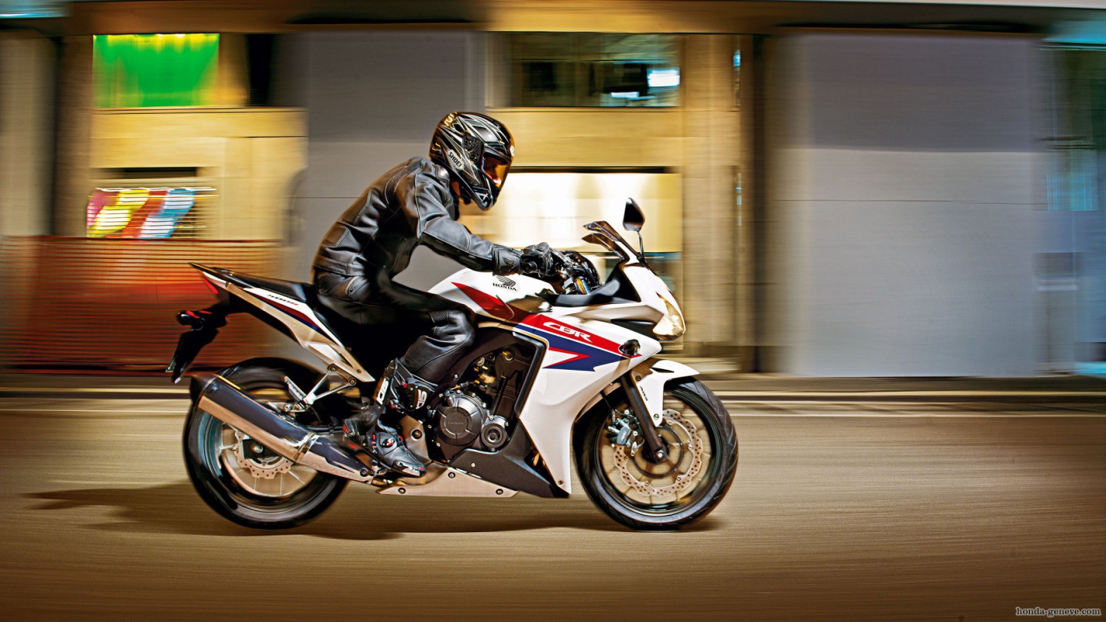 Красивый мотоцикл Honda CBR 500 R