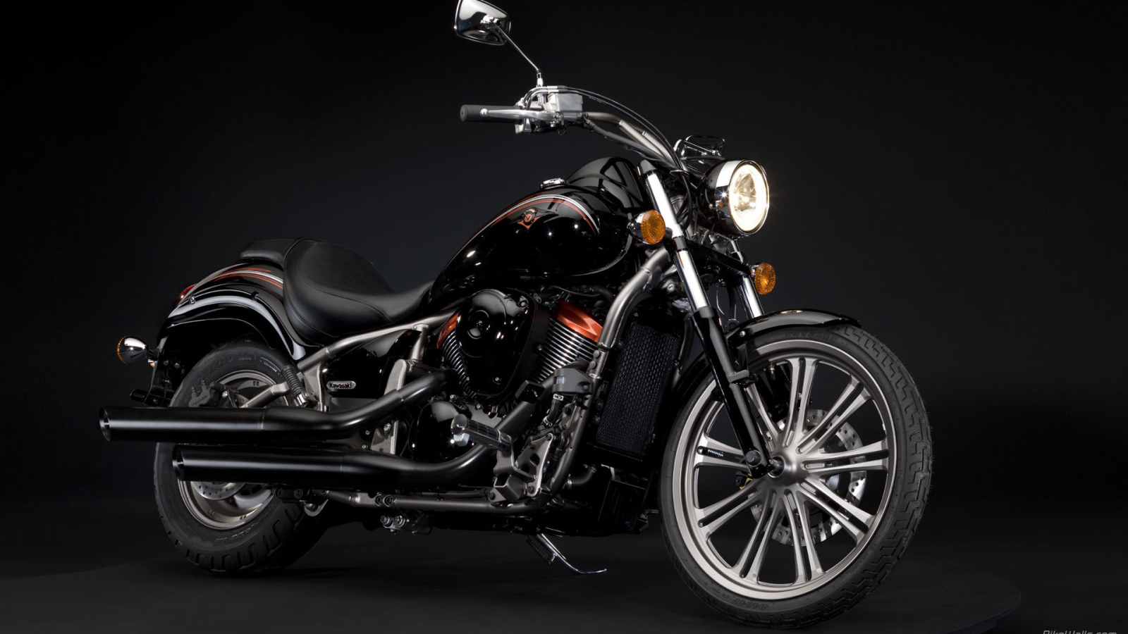 Красивый мотоцикл Kawasaki VN 900 Classic