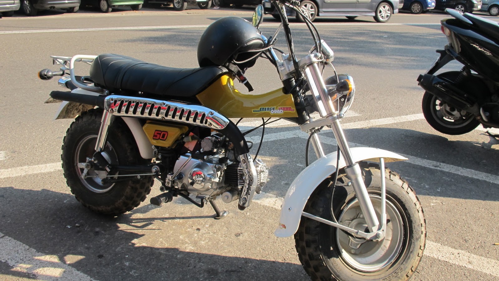 Красивый мотоцикл Suzuki RV 125