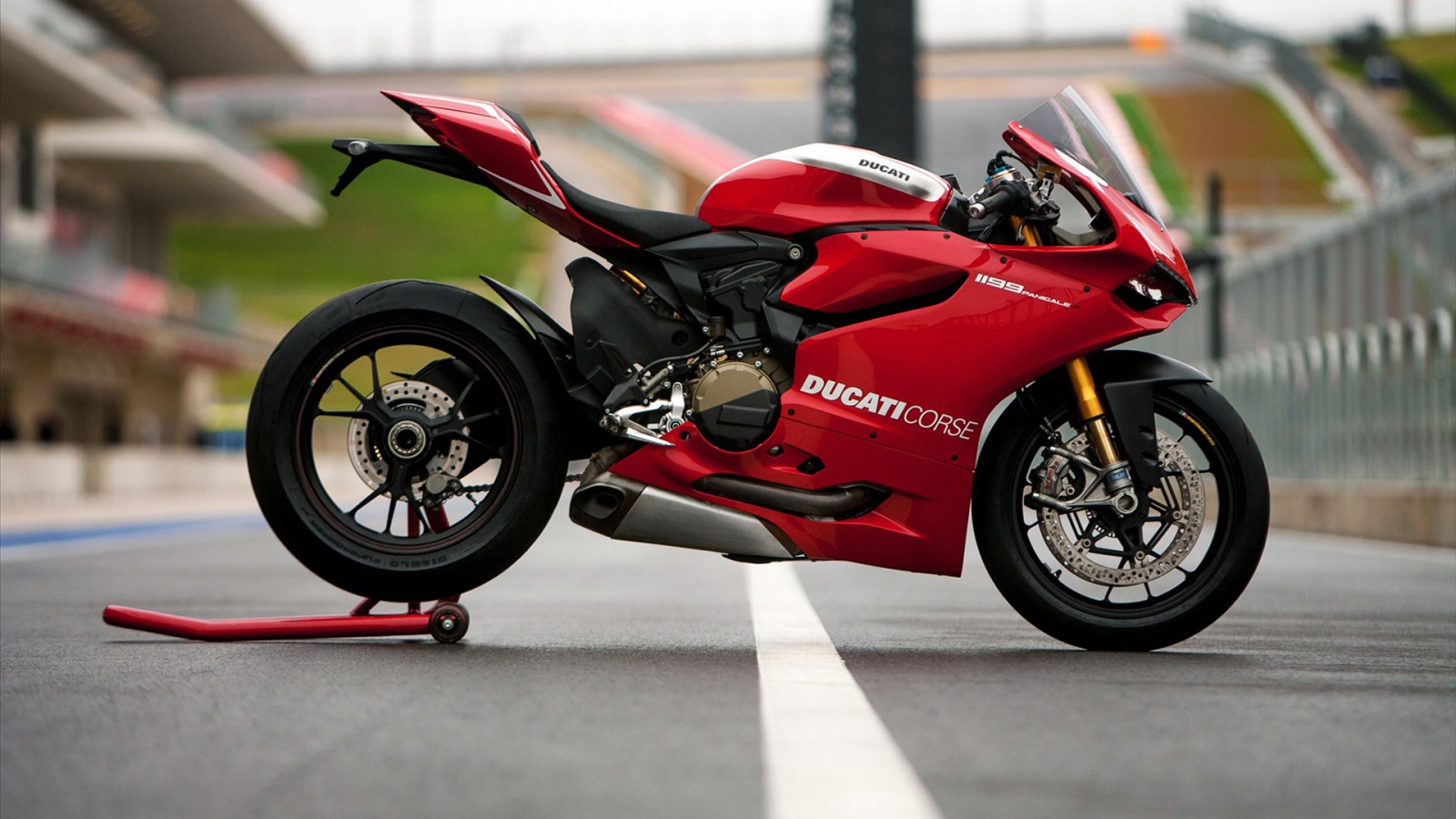 Красивый мотоцикл в москве Ducati Superbike 1199 Panigale