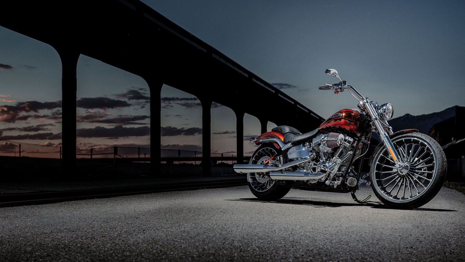 Красивый мотоцикл в москве Harley-Davidson CVO Breakout
