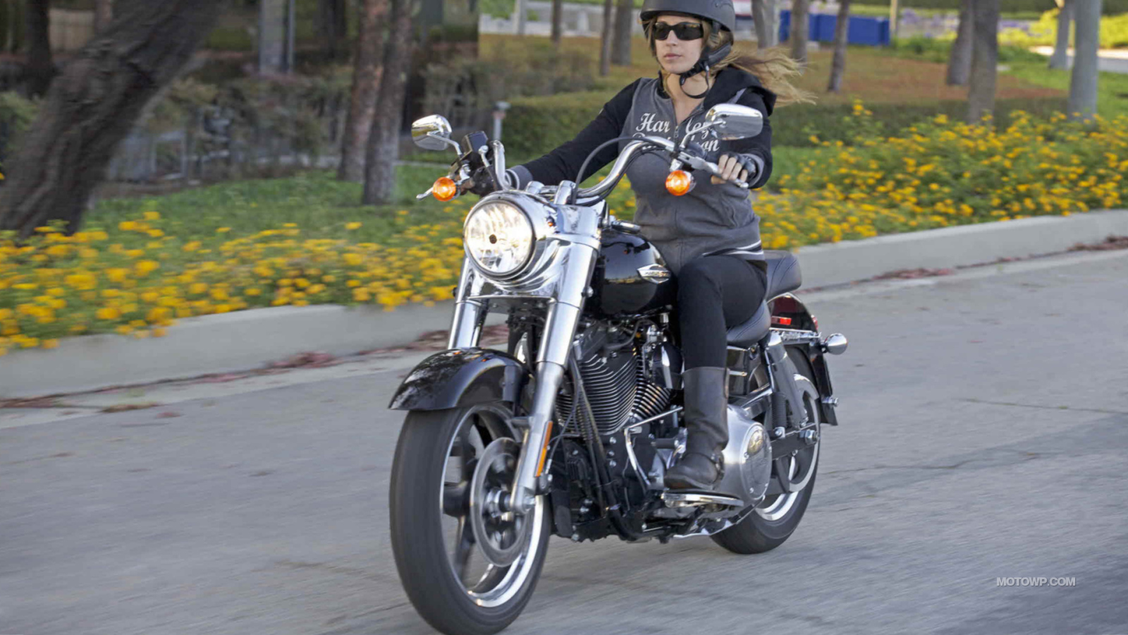 Красивый мотоцикл в москве Harley-Davidson Dyna Switchback