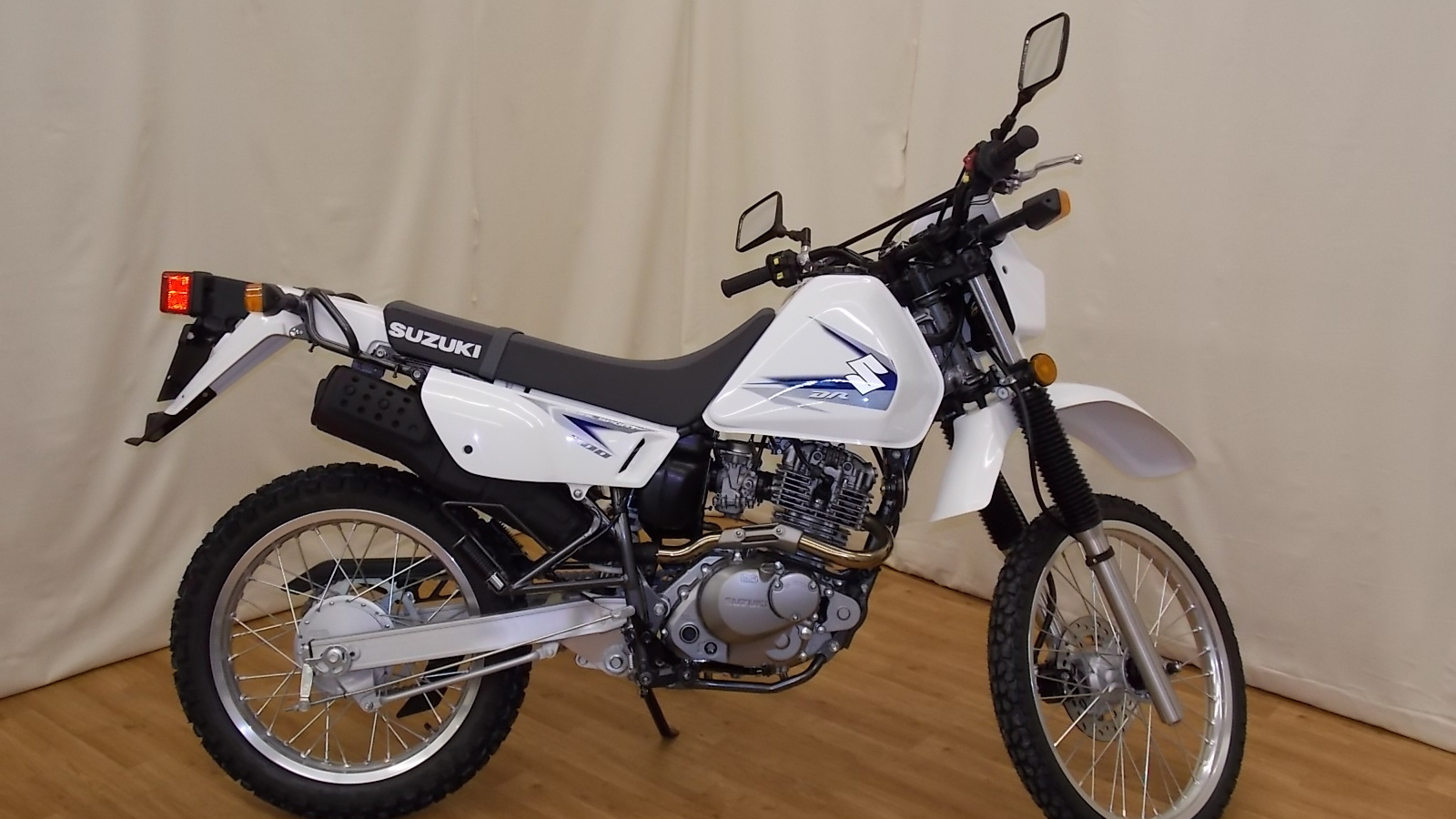 Красивый мотоцикл в москве Suzuki DR 200 SE