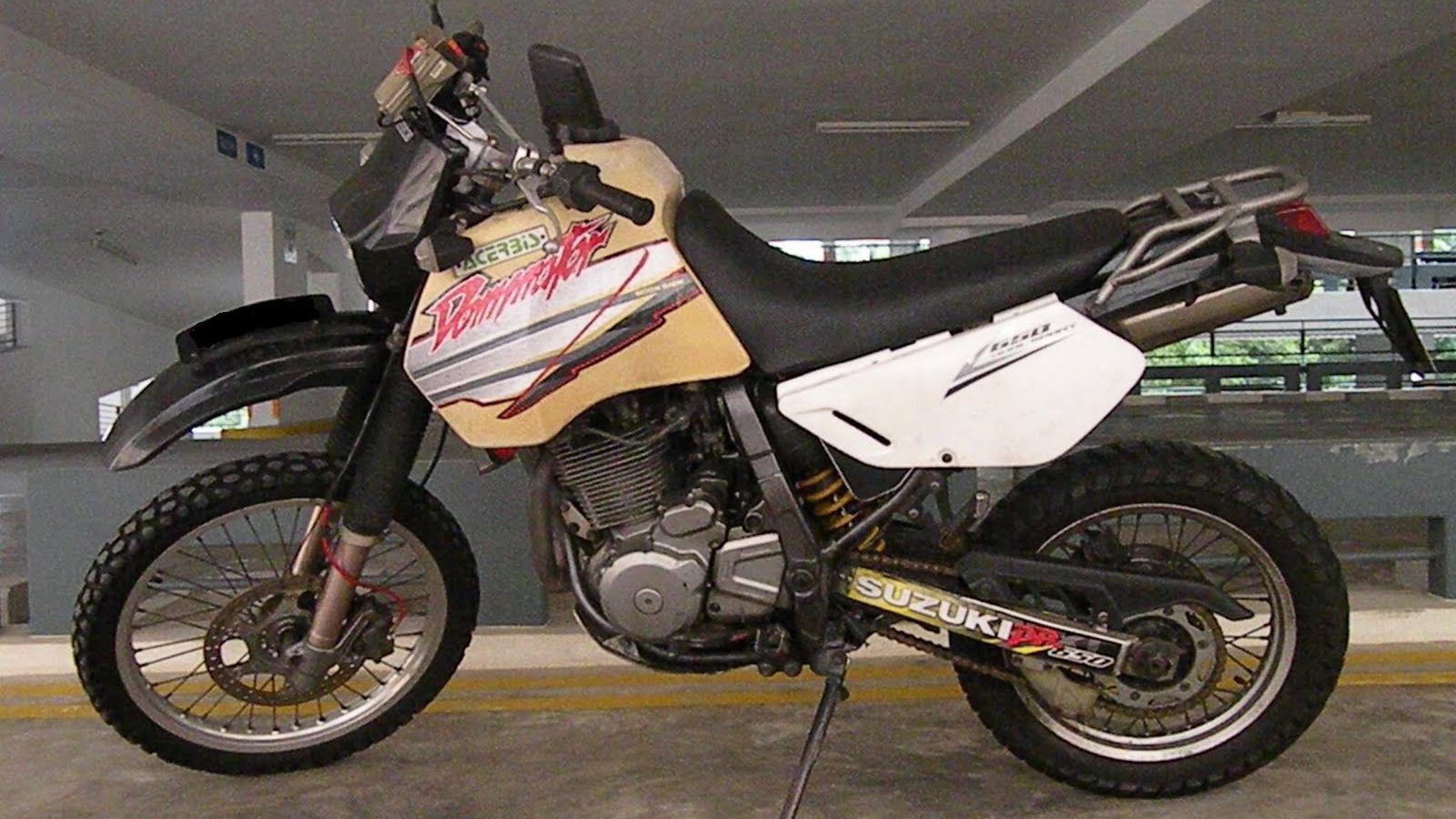 Kрасивый мотоцикл в москве Suzuki DR 650 SE