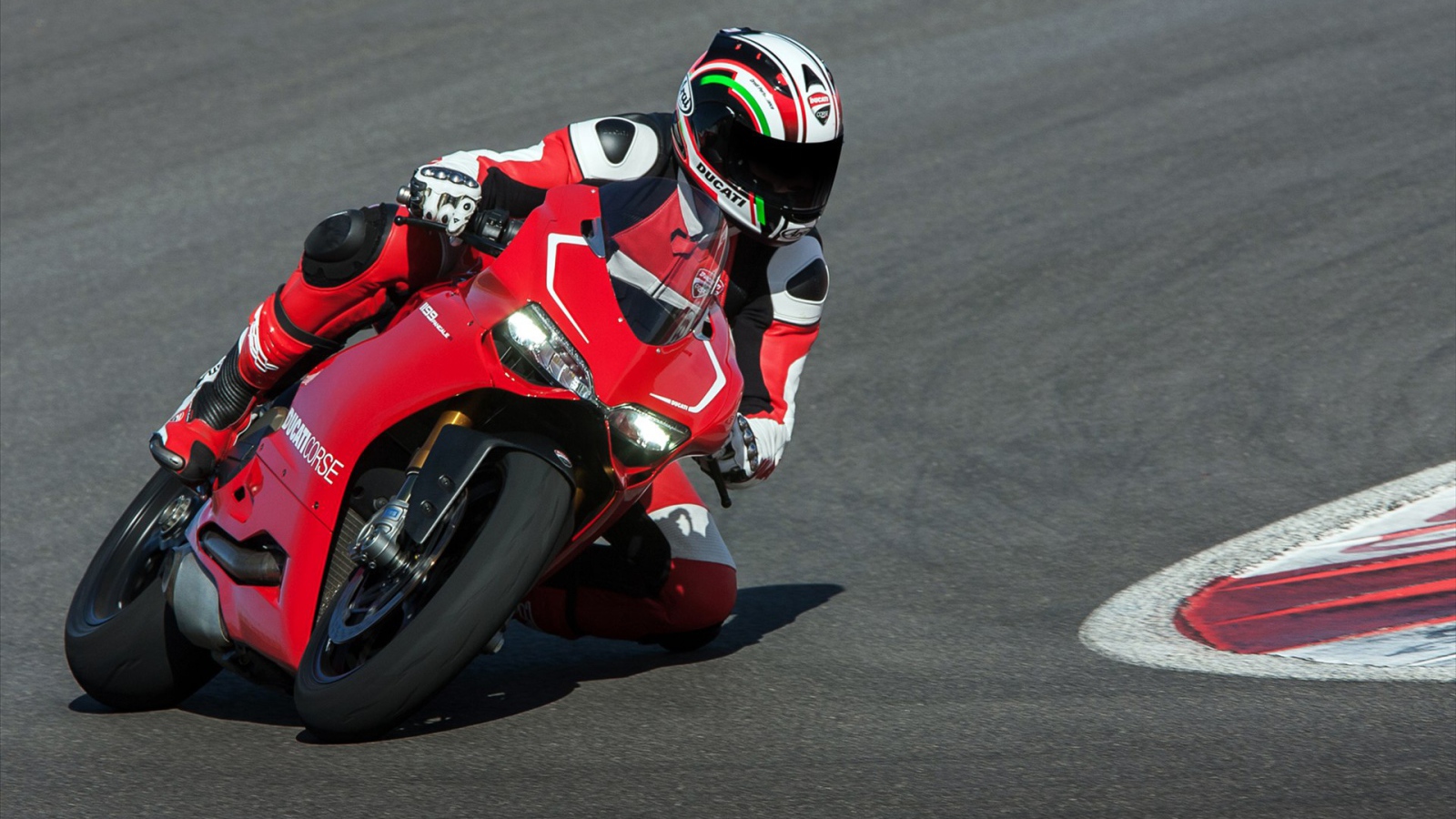 Быстрый мотоцикл Ducati Superbike 1199 Panigale