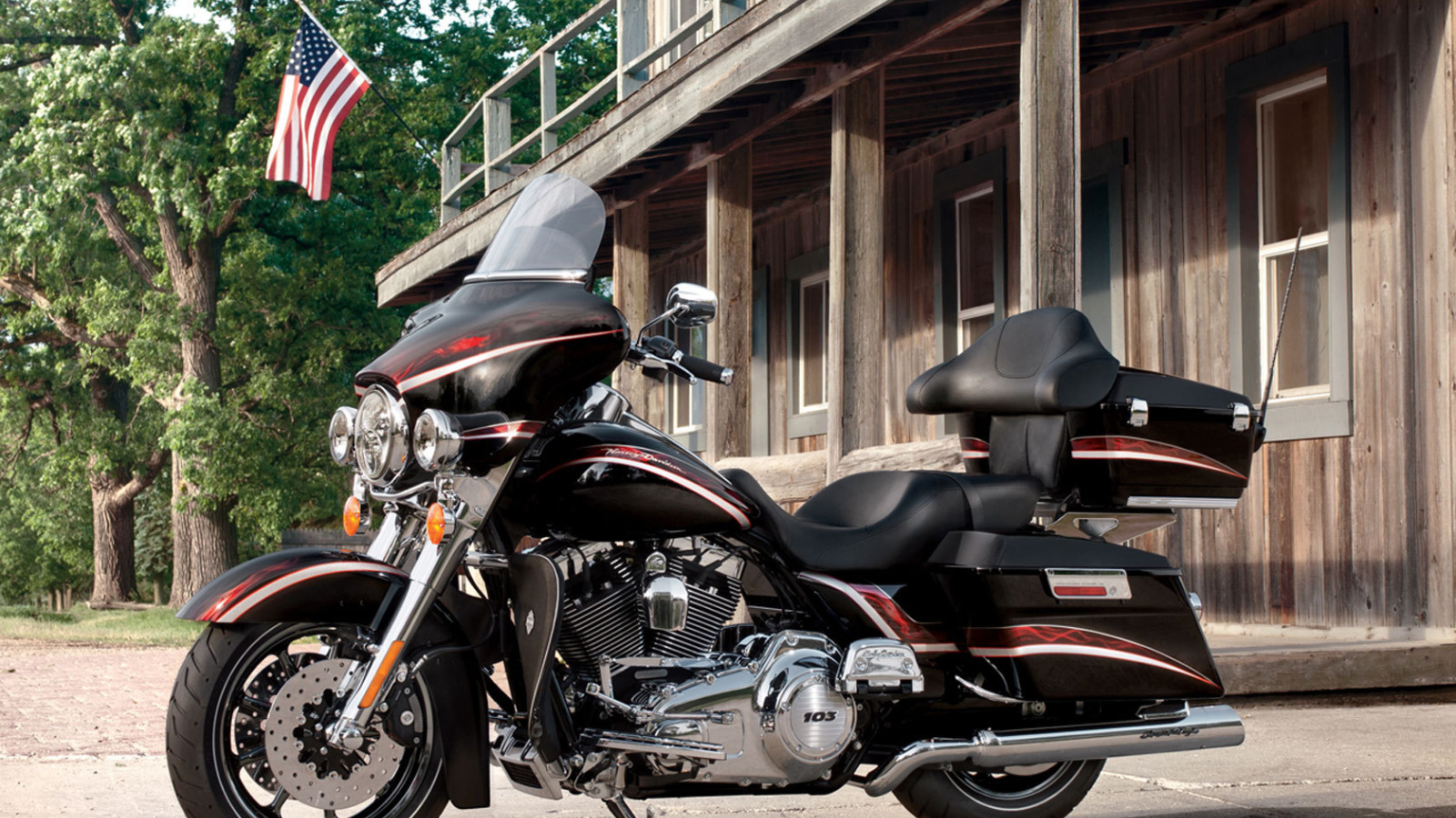 Быстрый мотоцикл Harley-Davidson CVO Electra Glide Ultra Classic