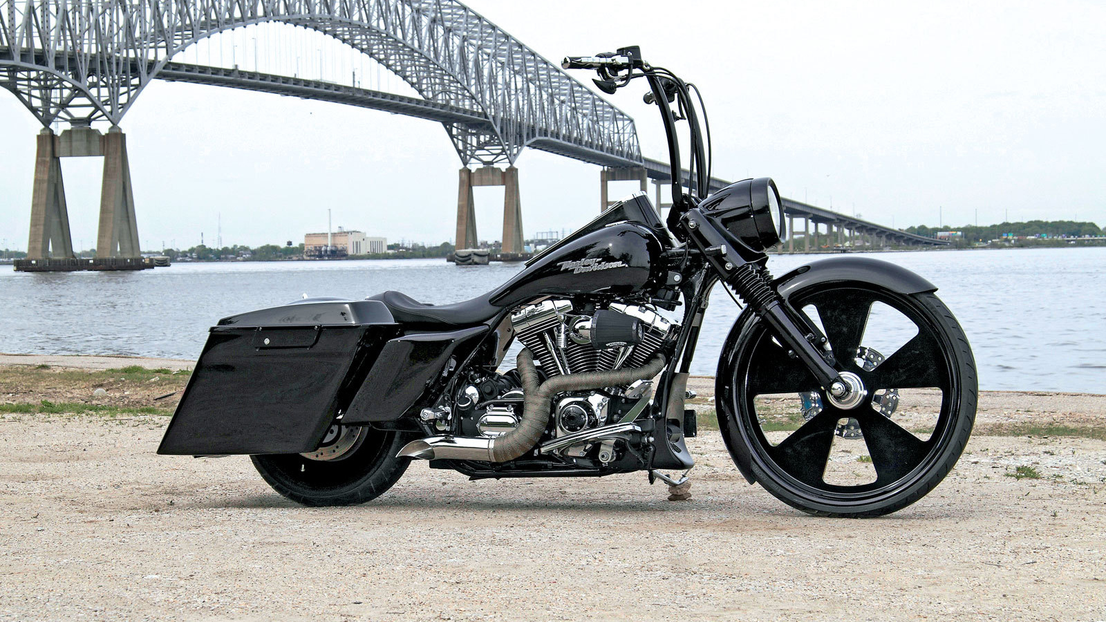 Быстрый мотоцикл Harley-Davidson Road King Anniversary Edition
