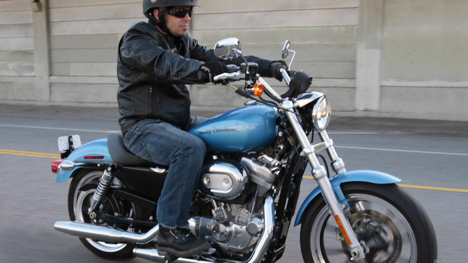 Быстрый мотоцикл Harley-Davidson XL 883L Sportster