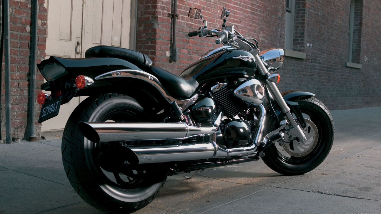 Быстрый мотоцикл Suzuki Intruder M800