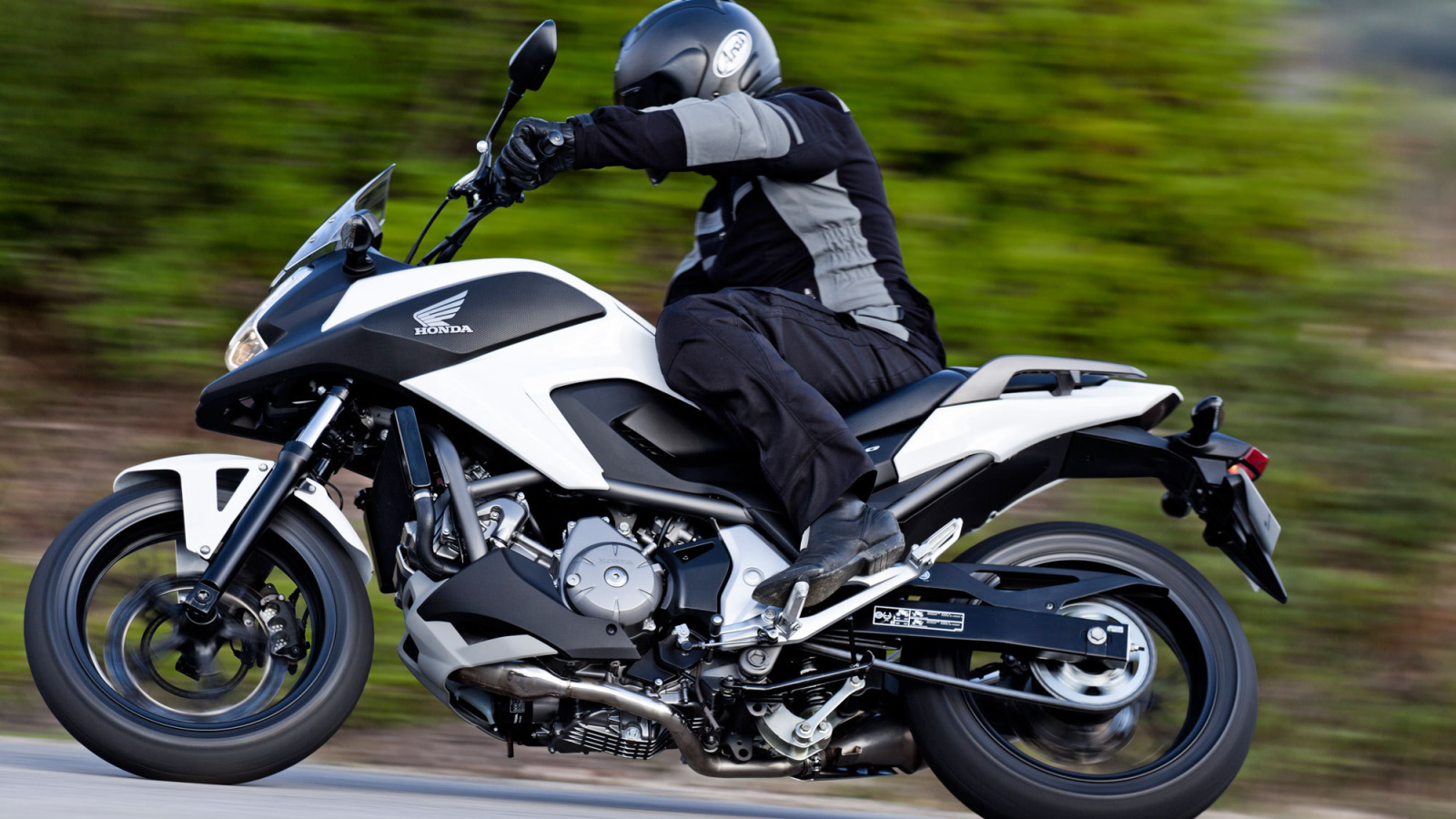 Быстрый мотоцикл Honda NC 700 X