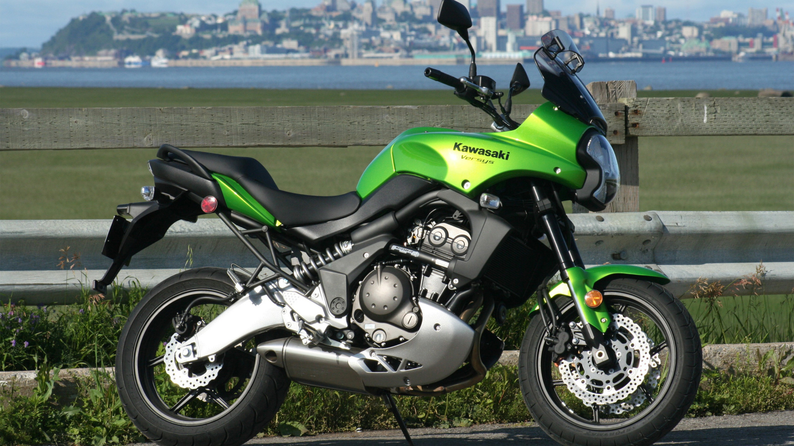 Быстрый мотоцикл Kawasaki Versys
