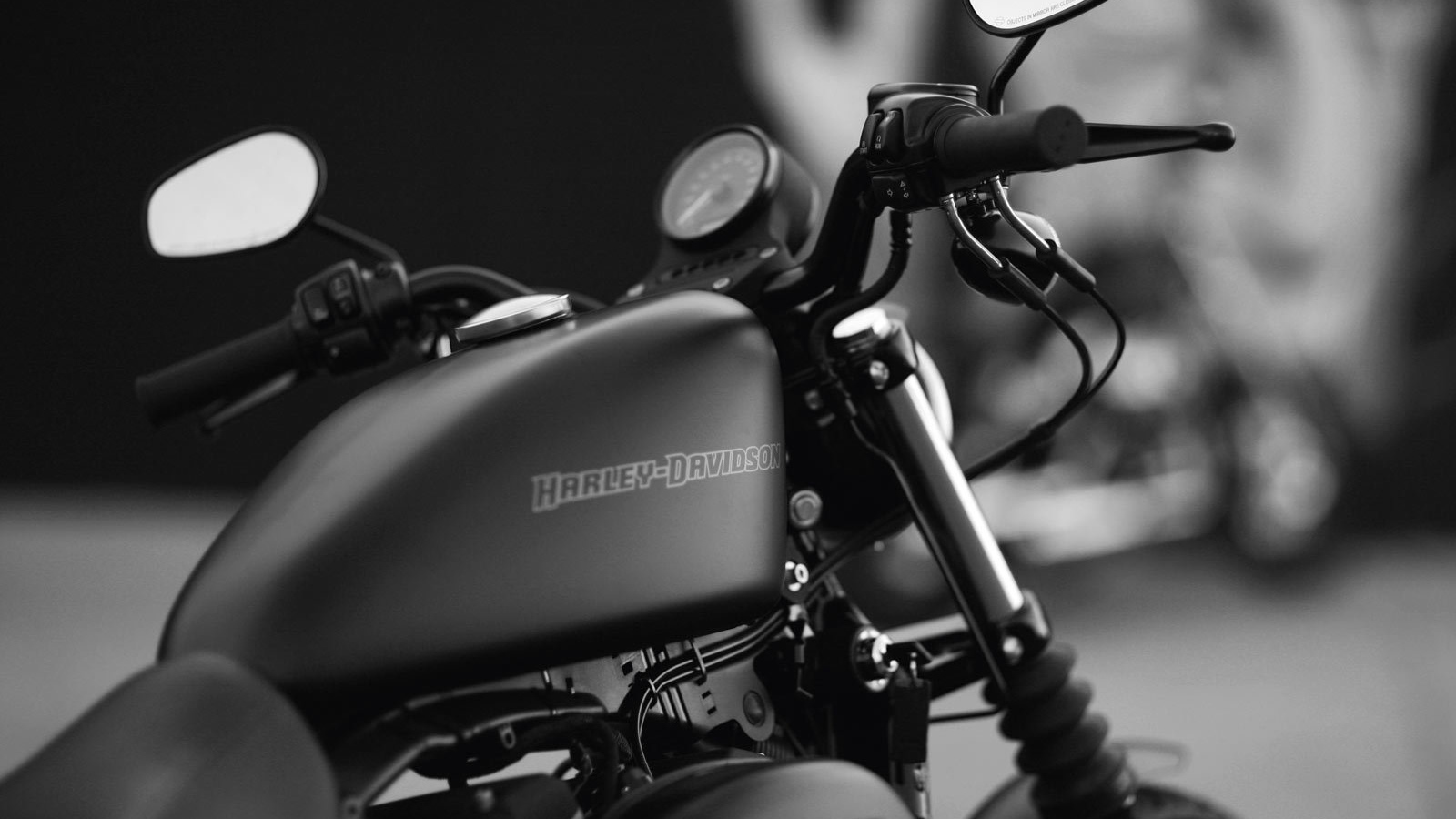 Мотоцикл модели Harley-Davidson XL 883N Sportster Iron