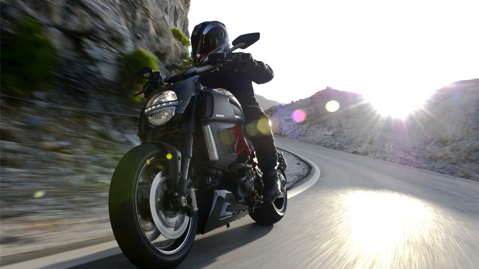 Новый мотоцикл на дороге Ducati Diavel